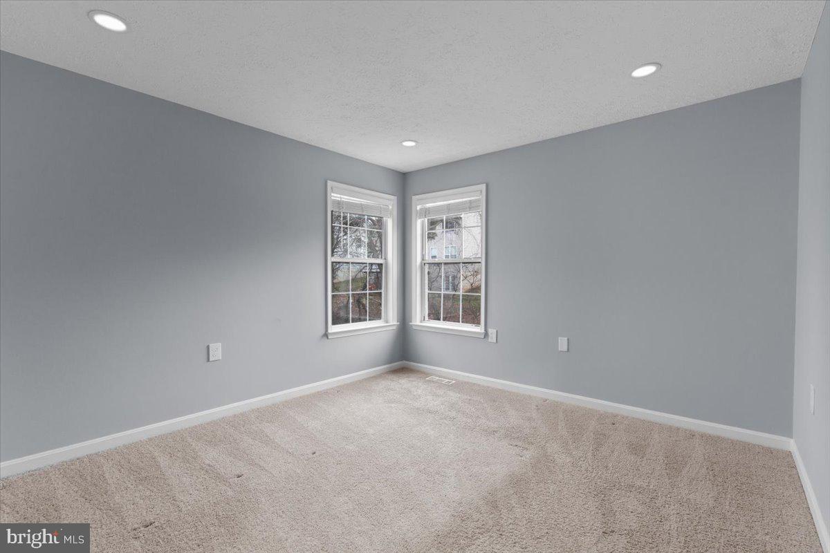 10415 Labrador Loop Manassas, VA 20112 - Photo 51 of 66 a big room with windows and closet