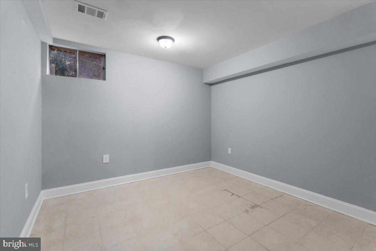 10415 Labrador Loop Manassas, VA 20112 - Photo 56 of 66 an empty room with a workbench