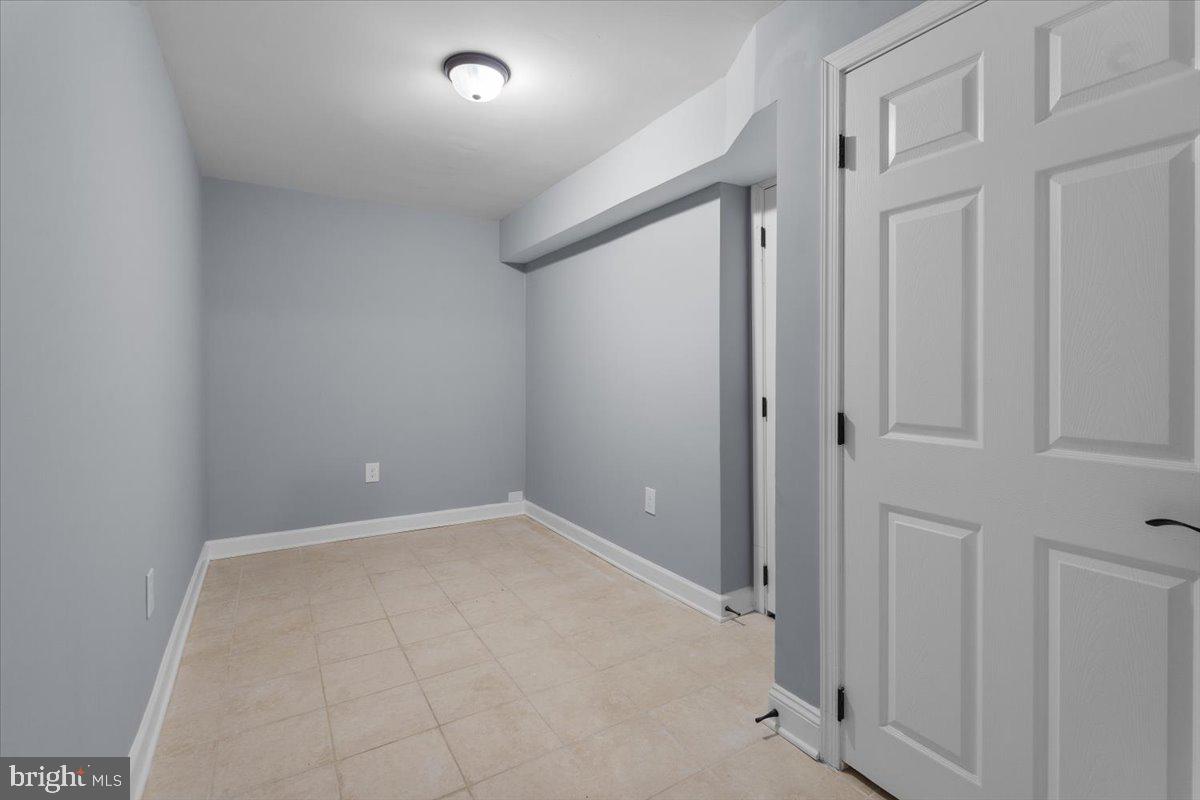 10415 Labrador Loop Manassas, VA 20112 - Photo 59 of 66 an empty room with windows