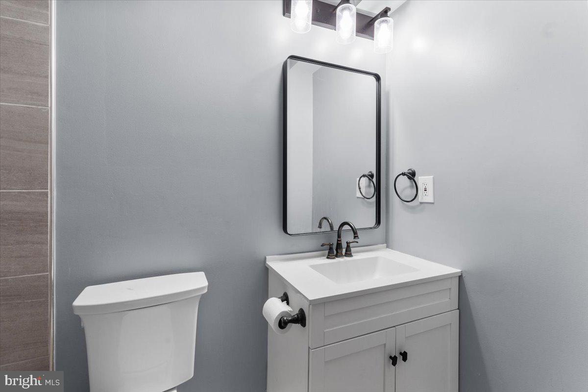 10415 Labrador Loop Manassas, VA 20112 - Photo 60 of 66 a bathroom with a sink toilet and mirror