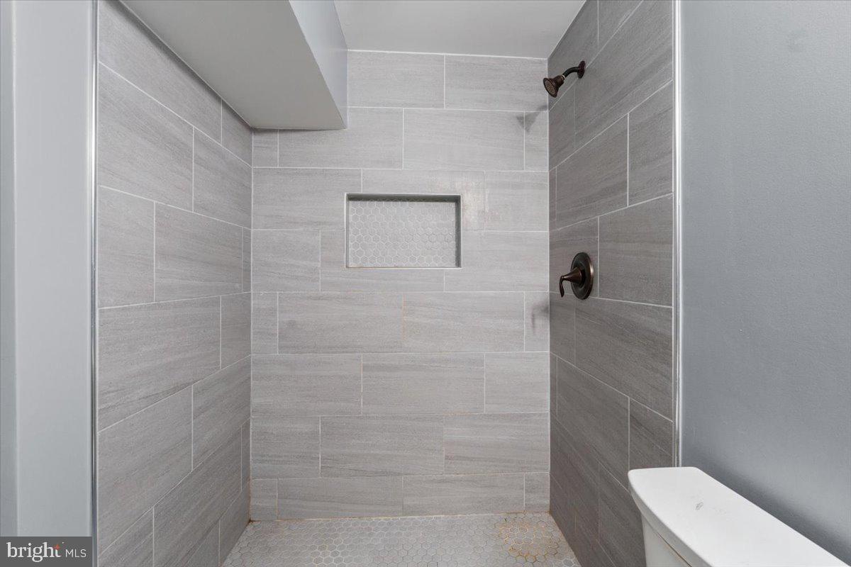 10415 Labrador Loop Manassas, VA 20112 - Photo 61 of 66 a bathroom with a shower and toilet