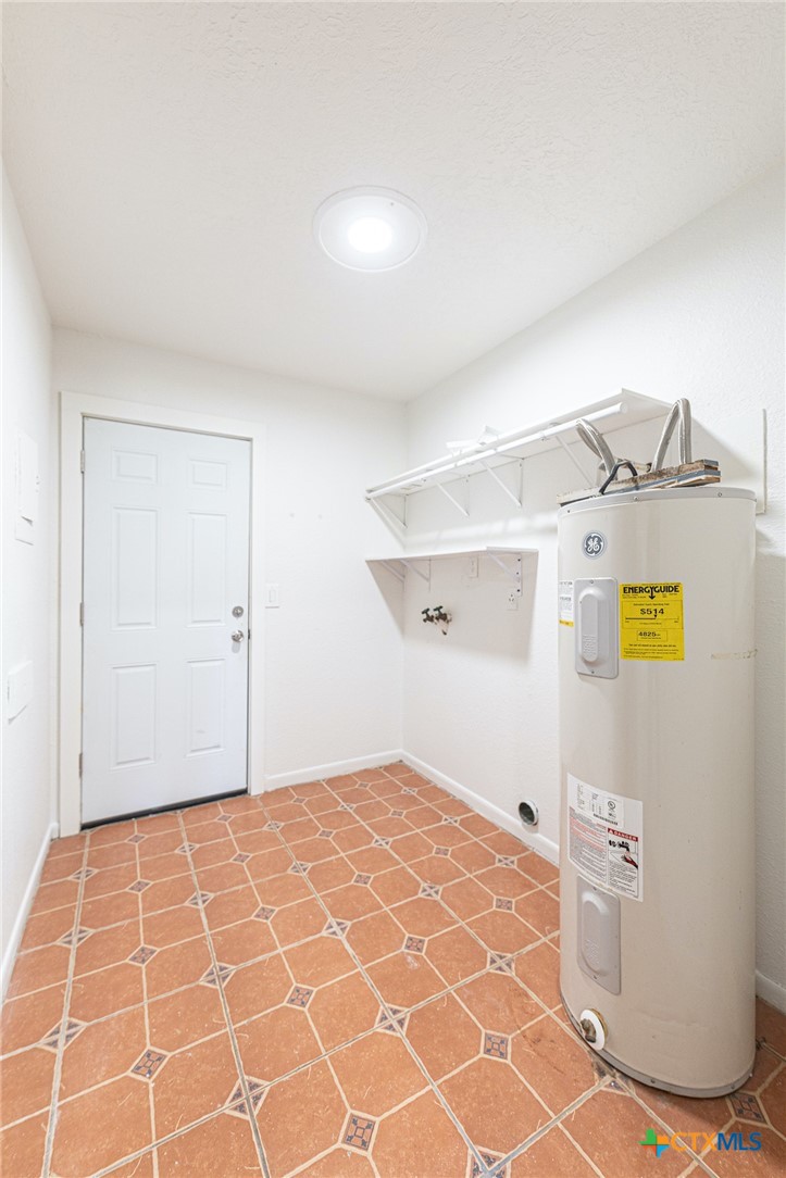 985 County Road 301 Shiner, TX 77984 - Photo 20 of 31 a view of an empty room
