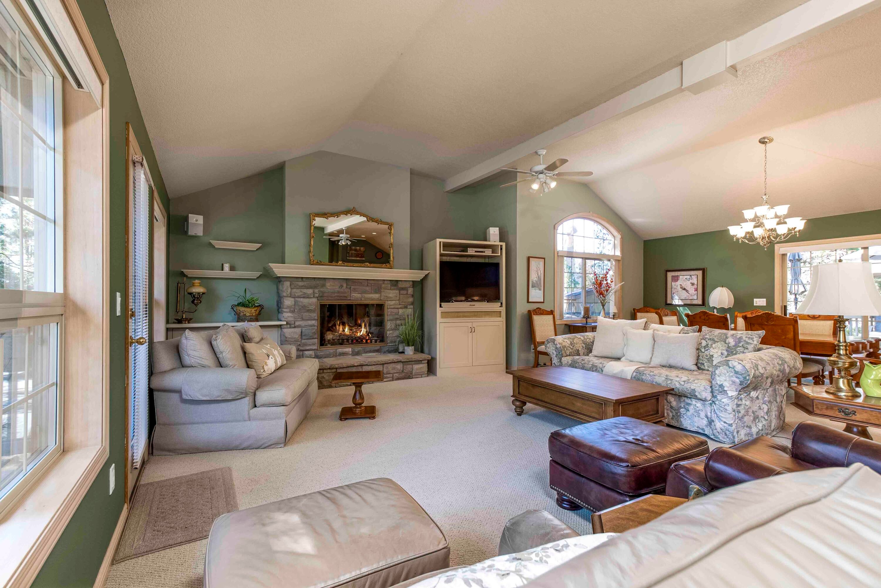 17912 Rhododendron Lane Sunriver, OR 97707 - Photo 7 of 35 Vaulted Bright Great Room