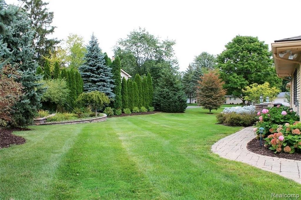 30740 Ridgeway Drive Farmington Hills, MI 48334 - Photo 2 of 58