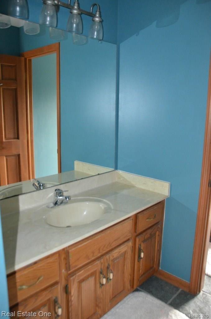 8032 Woodview Road Clarkston, MI 48348 - Photo 39 of 54 JACK & JILL FULL BATH