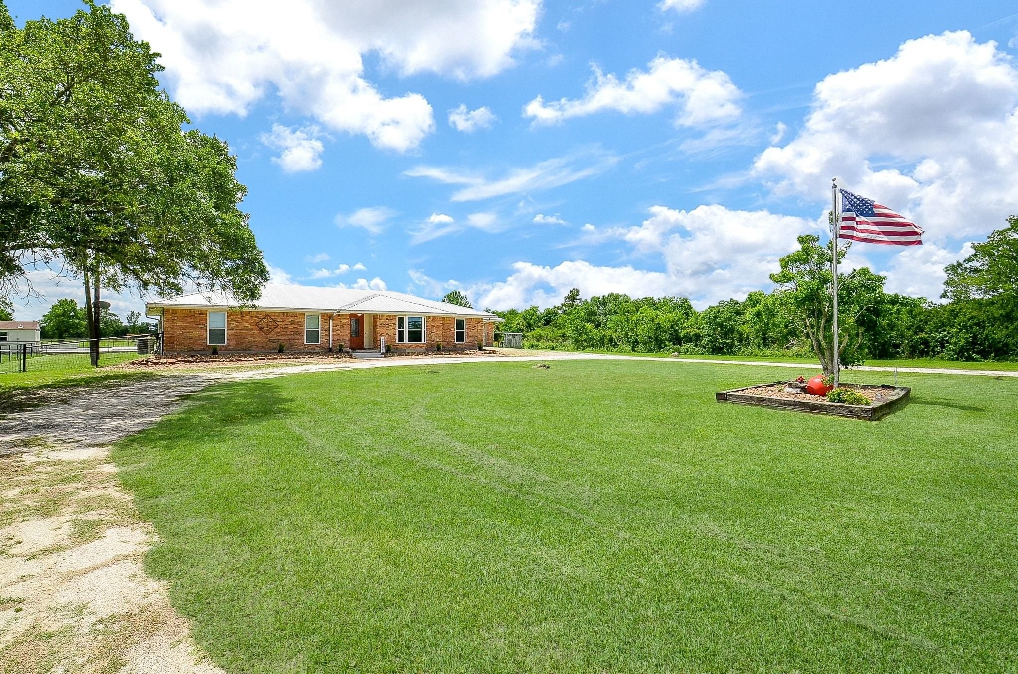2500 County Road 62 Rosharon, TX 77583 - Photo 3 of 48 a view of a volley ball court