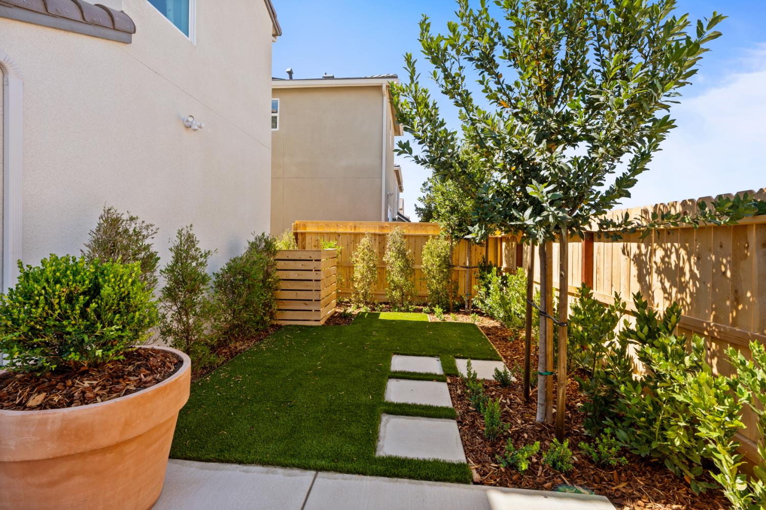 1477 Redbrick Lane Clovis, CA 93619 - Photo 32 of 33 a view of a garden with plants