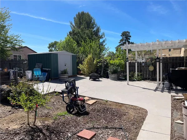 a view of a backyard