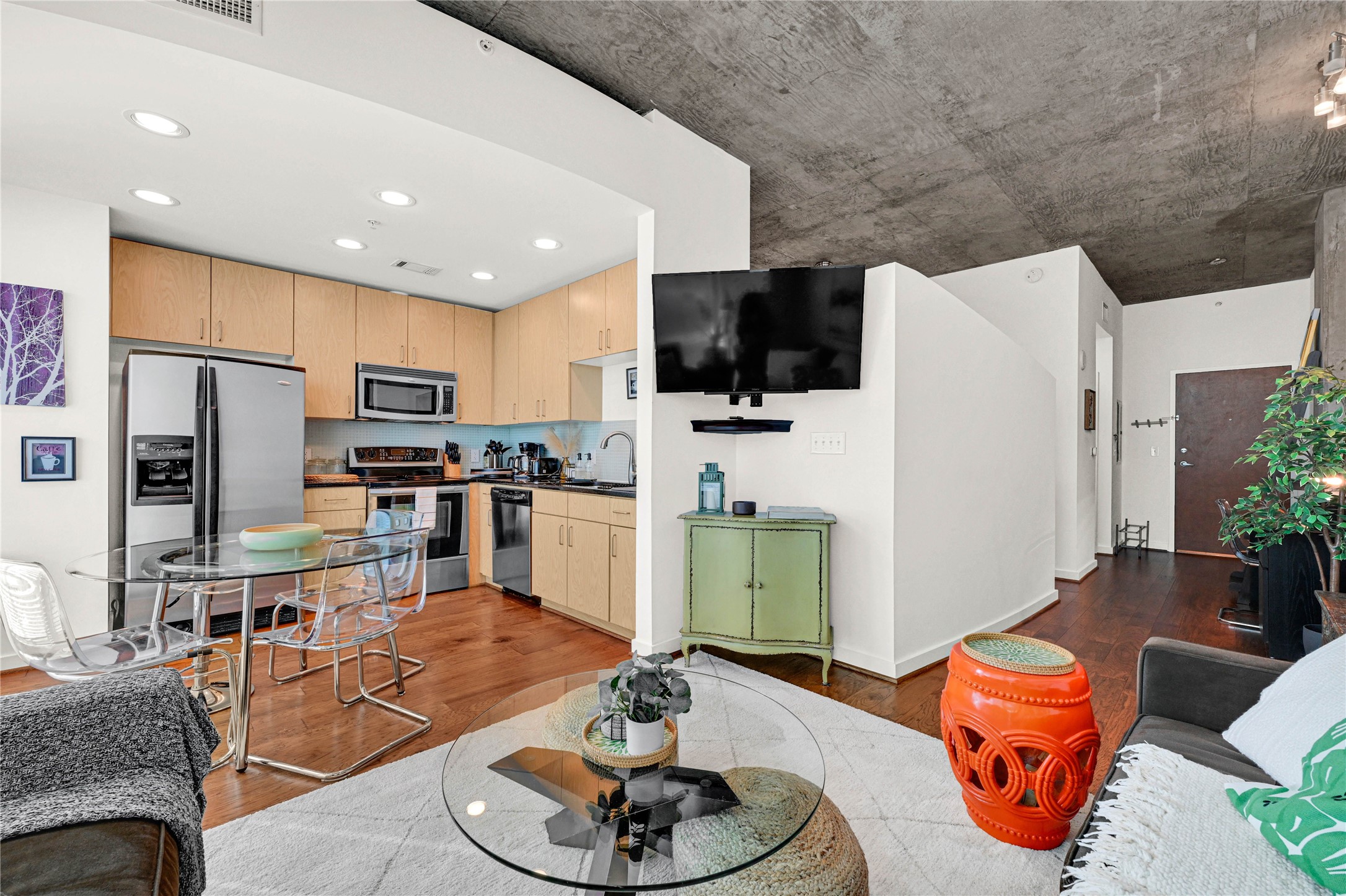5925 Almeda Road, Unit 10806 Houston, TX 77004 - Photo 2 of 34 Cozy open concept living area