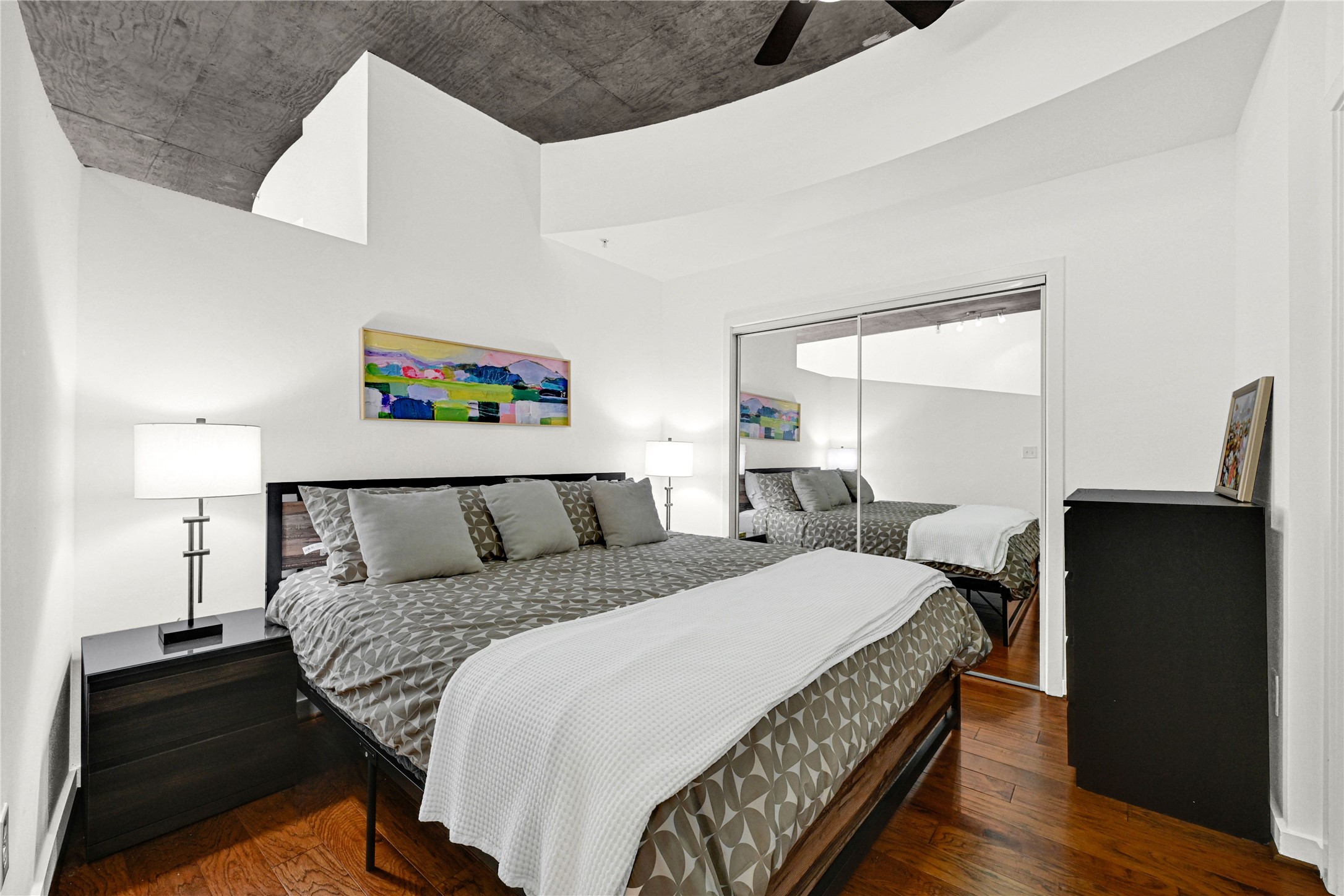 5925 Almeda Road, Unit 10806 Houston, TX 77004 - Photo 5 of 34 Comfortable bedroom area
