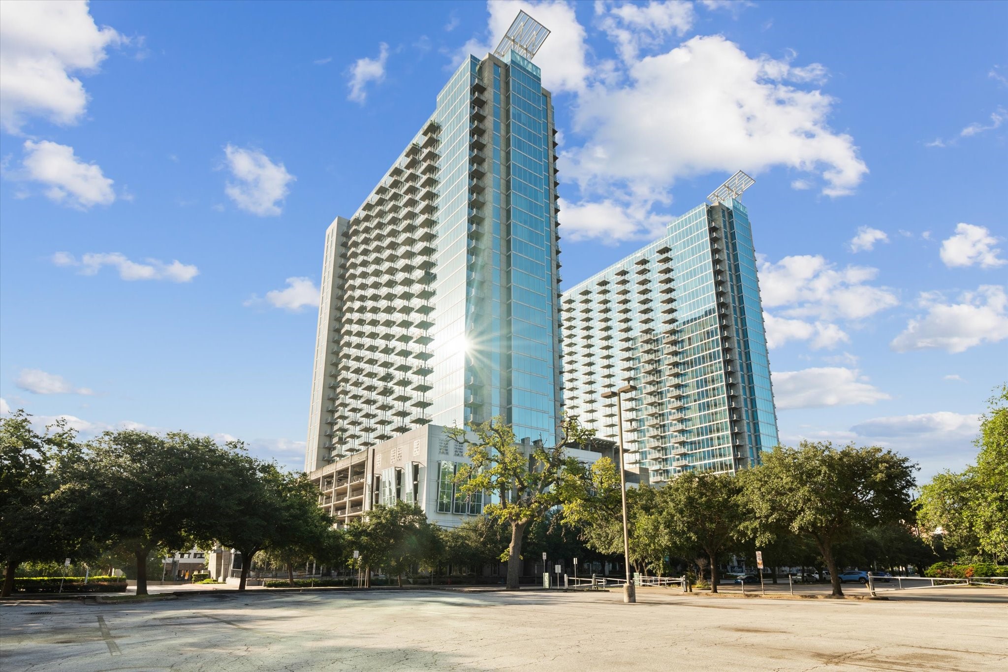 5925 Almeda Road, Unit 10806 Houston, TX 77004 - Photo 6 of 34 Inside the iconic Mosaic twin towers across the street from the Herman Park Golf Course, Houston Zoo, and Museum District.