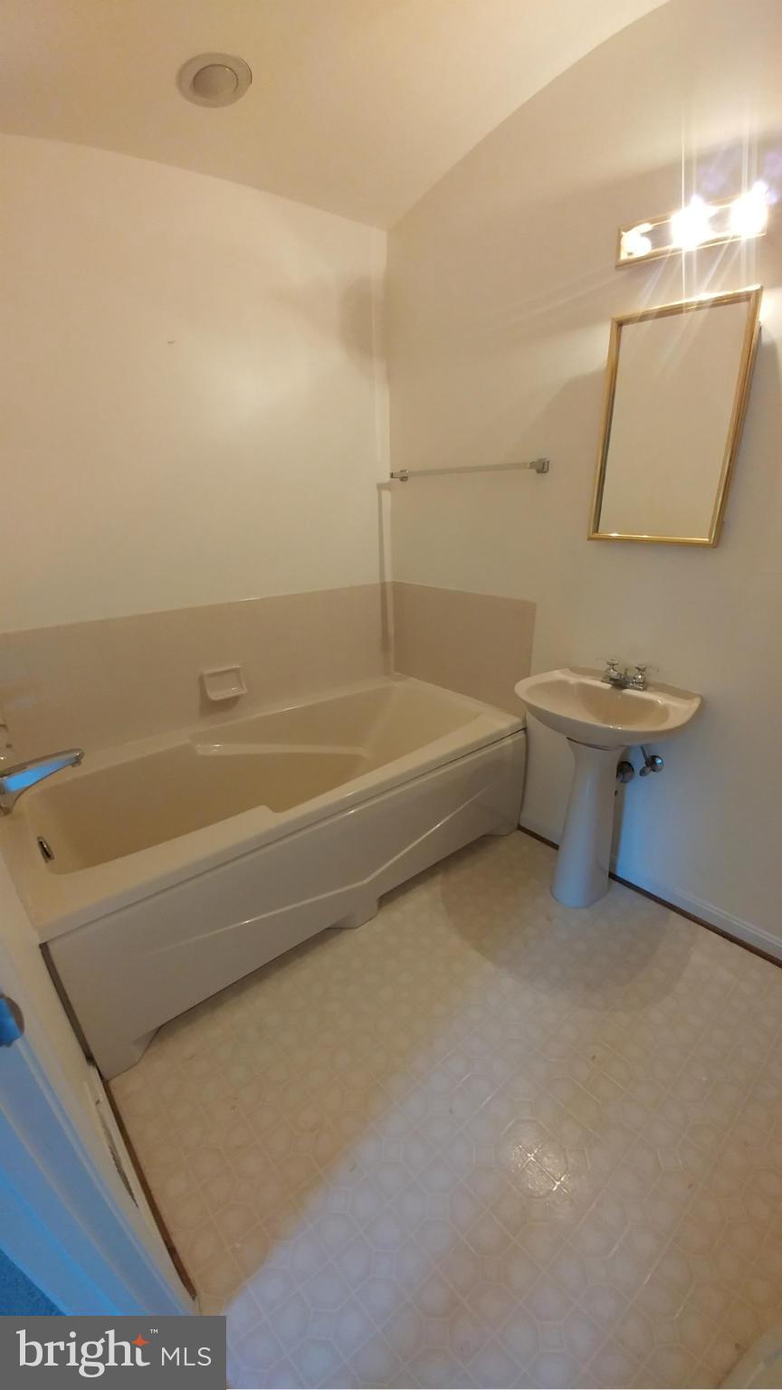 2435 Prentice Court Frederick, MD 21702 - Photo 17 of 25 6' Soaking Tub