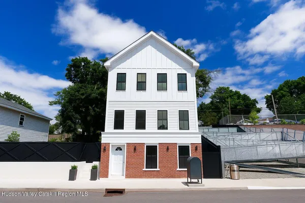 $2,800 | 328 Columbia Street, Unit 2, Hudson, NY 12534