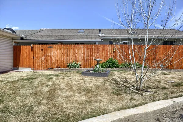 a view of a backyard