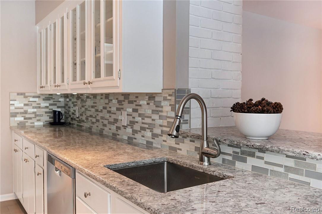 1194 Rocky Ridge Trail Flint, MI 48532 - Photo 17 of 41 Kitchen