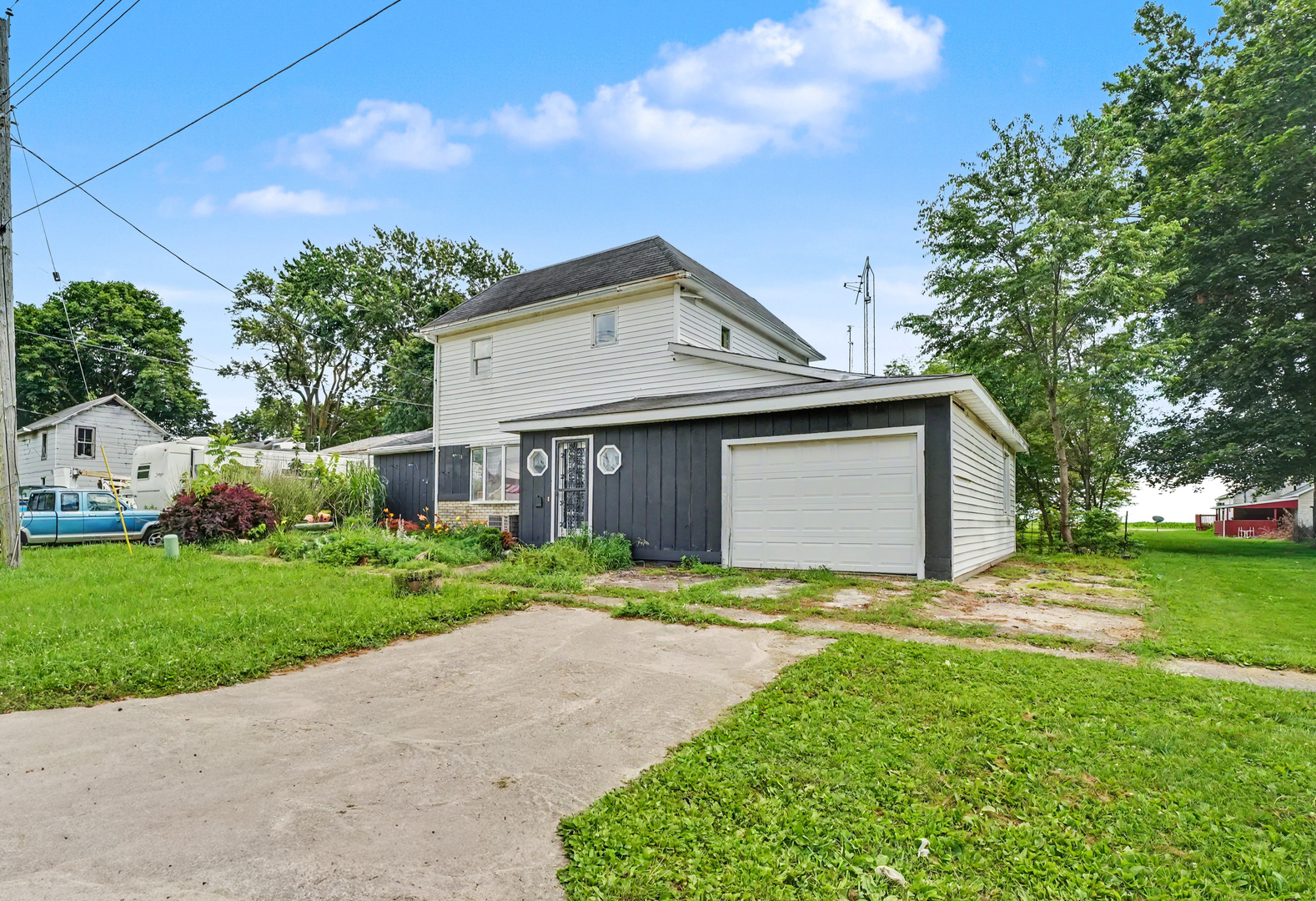 105 Maple Street Roberts, IL 60962 - Photo 3 of 38