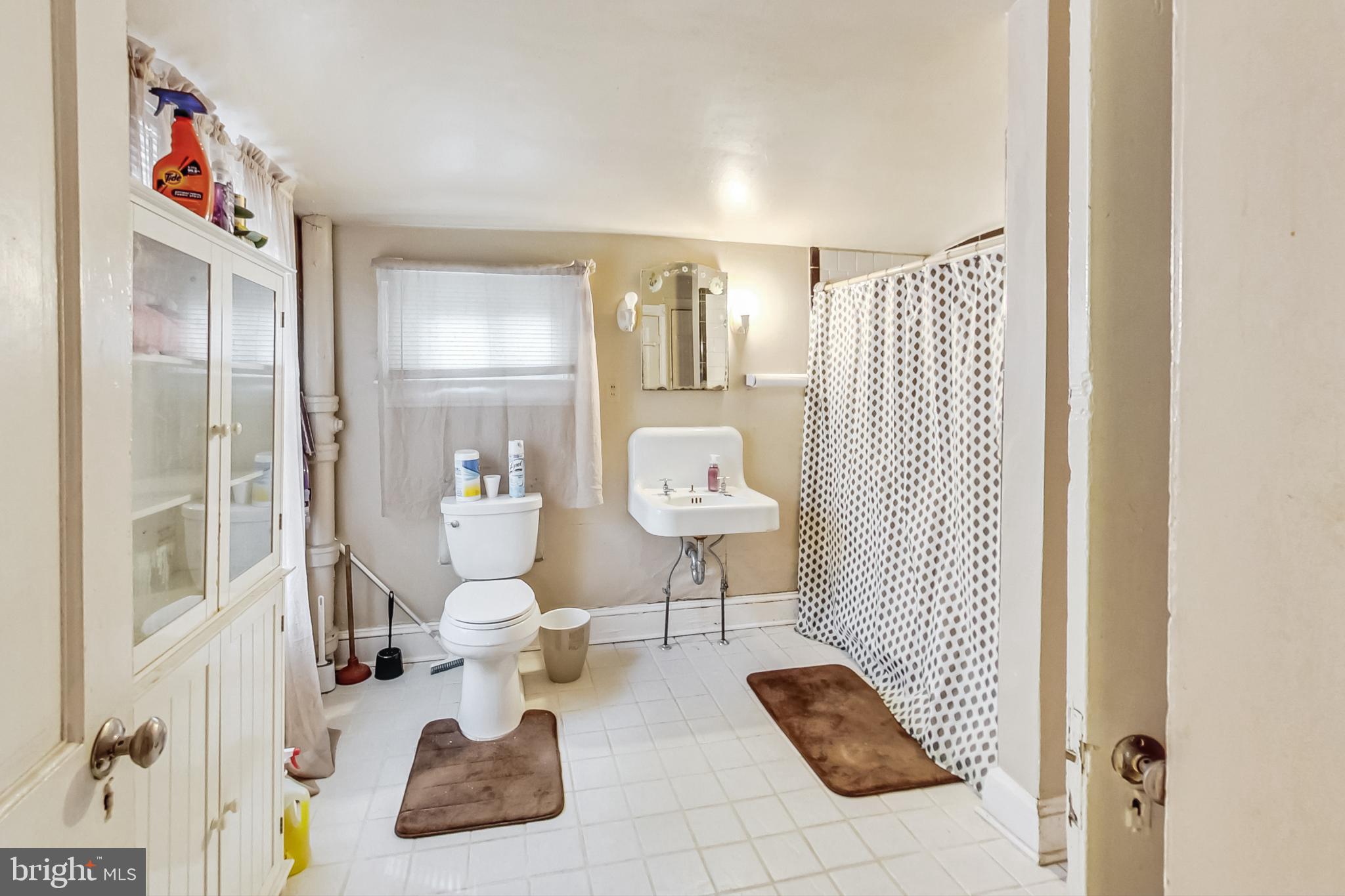 1420 Newton Street Northwest Washington, DC 20010 - Photo 16 of 25 2nd bath