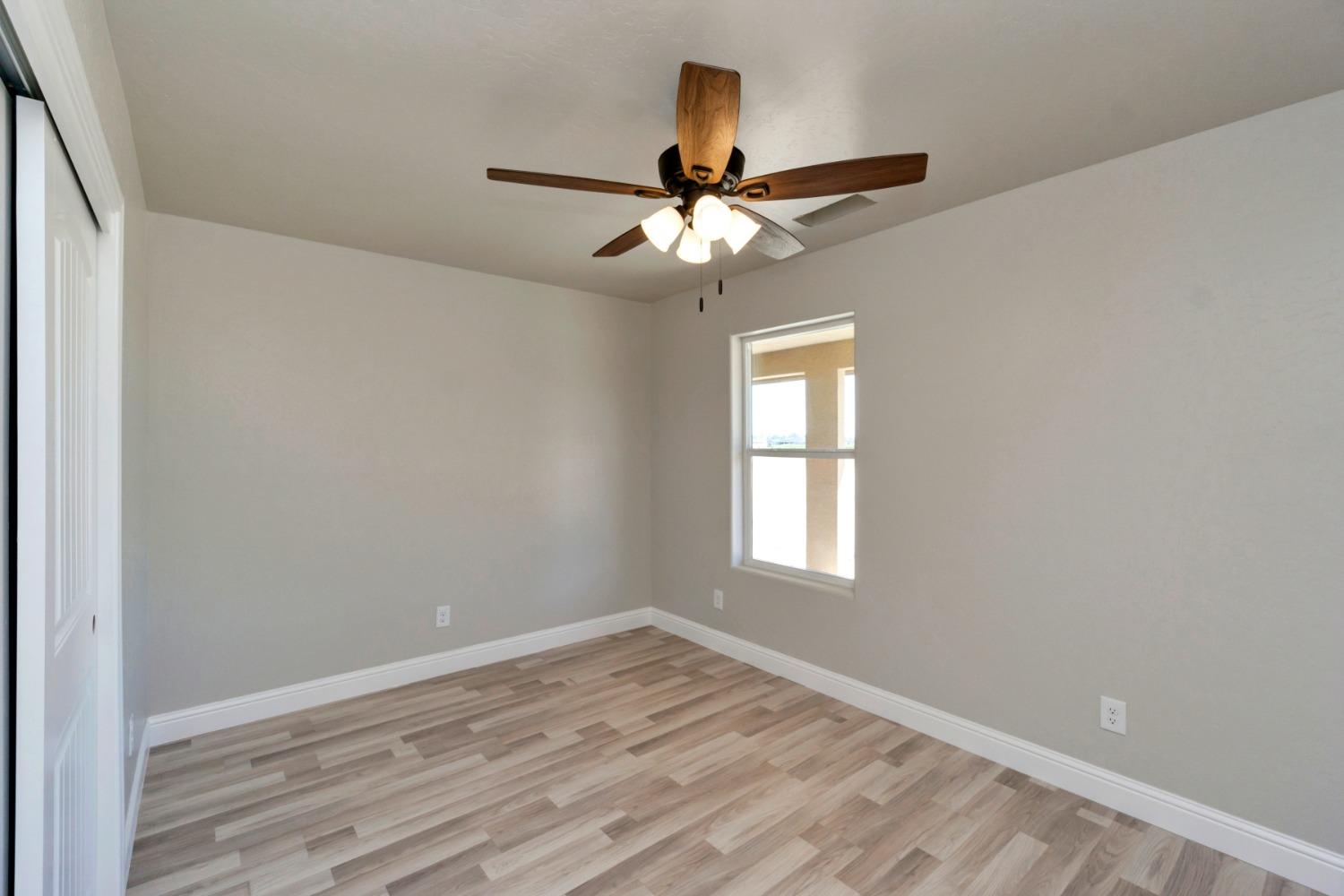 21250 Steward Road Madera, CA 93638 - Photo 15 of 40 an empty room with windows and fan