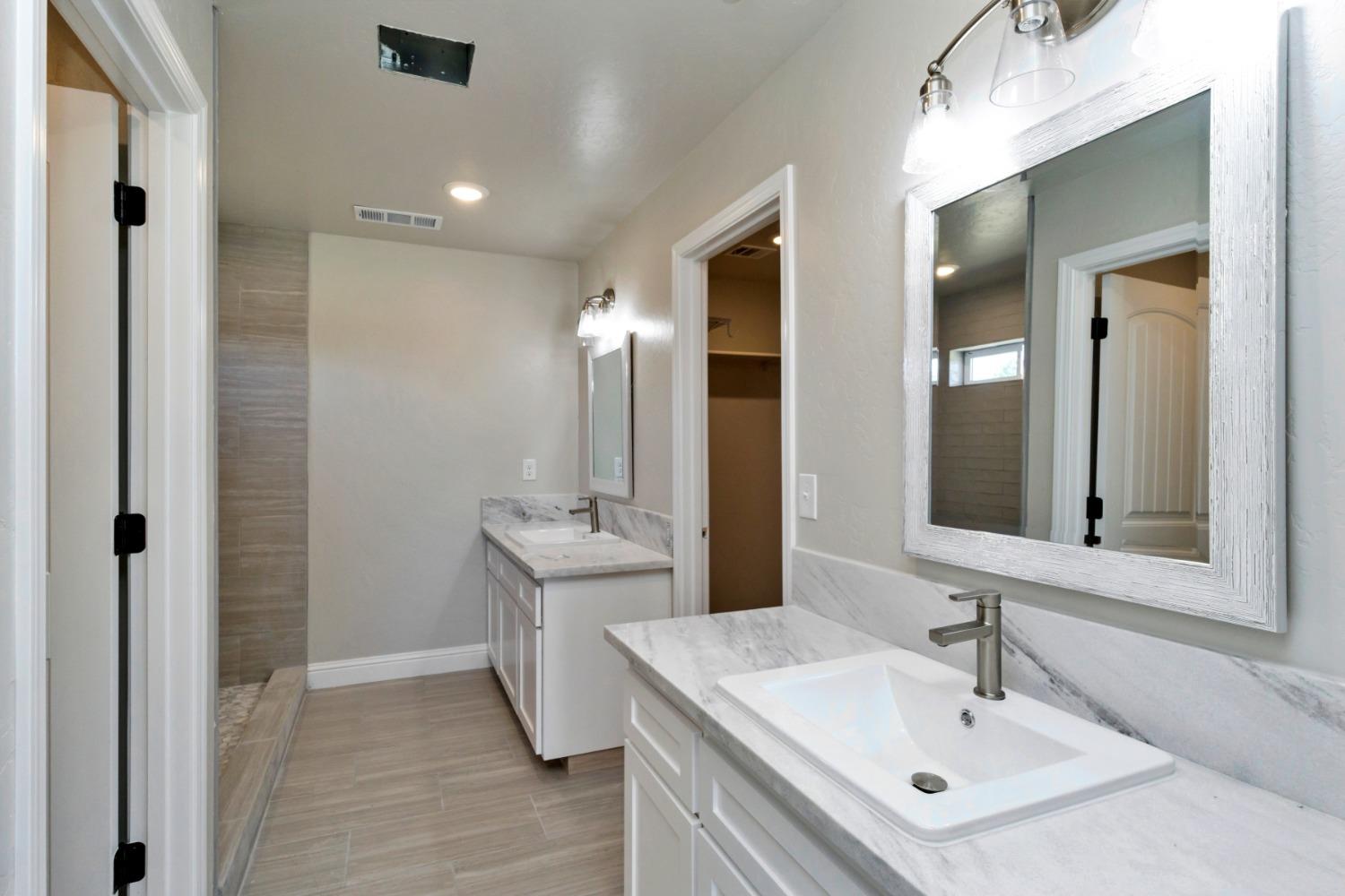 21250 Steward Road Madera, CA 93638 - Photo 20 of 40 a bathroom with double sink and two mirror