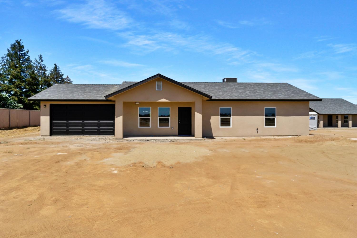 21250 Steward Road Madera, CA 93638 - Photo 22 of 40 front view of a house with a yard