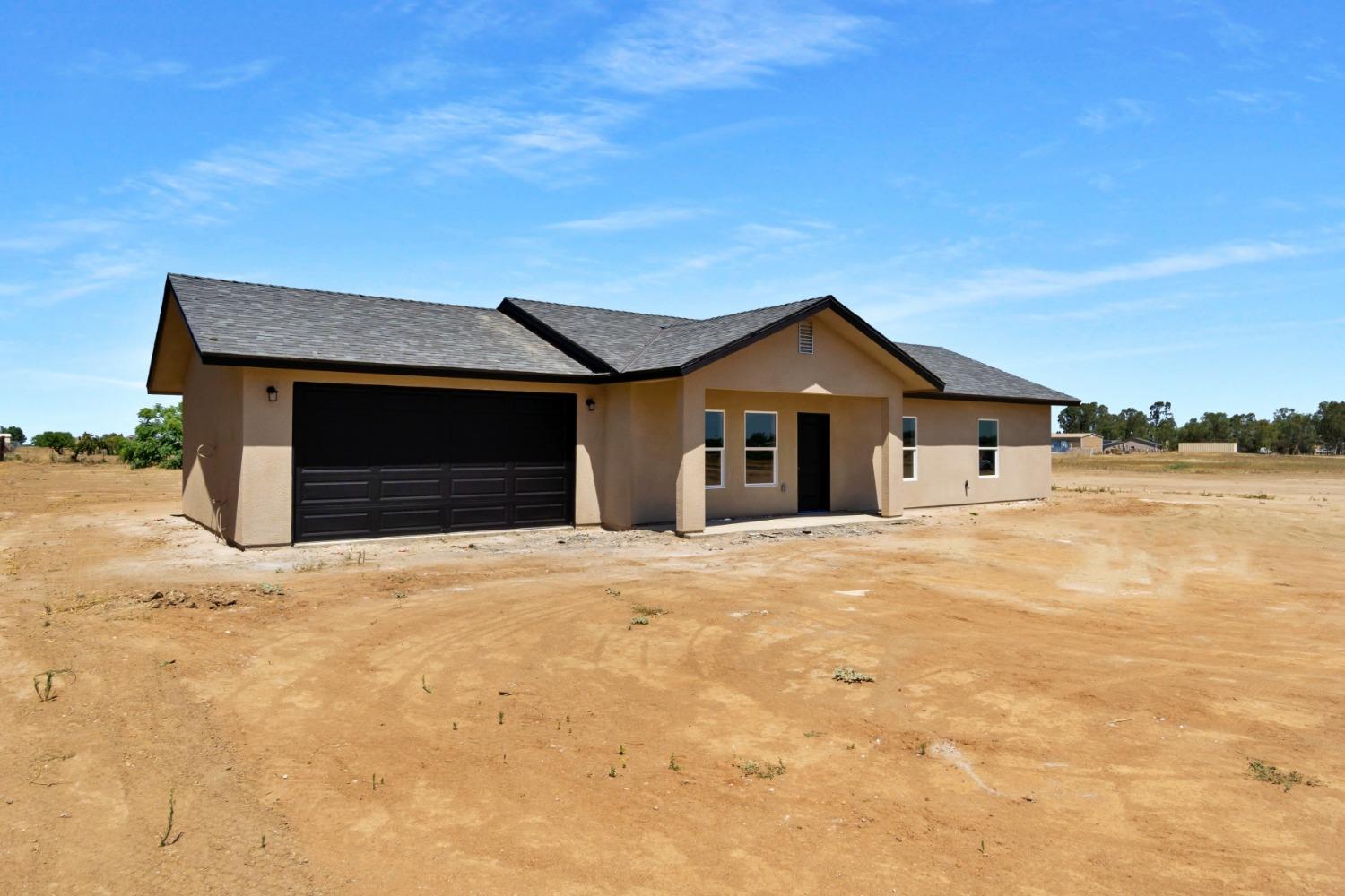 21250 Steward Road Madera, CA 93638 - Photo 24 of 40 a front view of a house with a yard