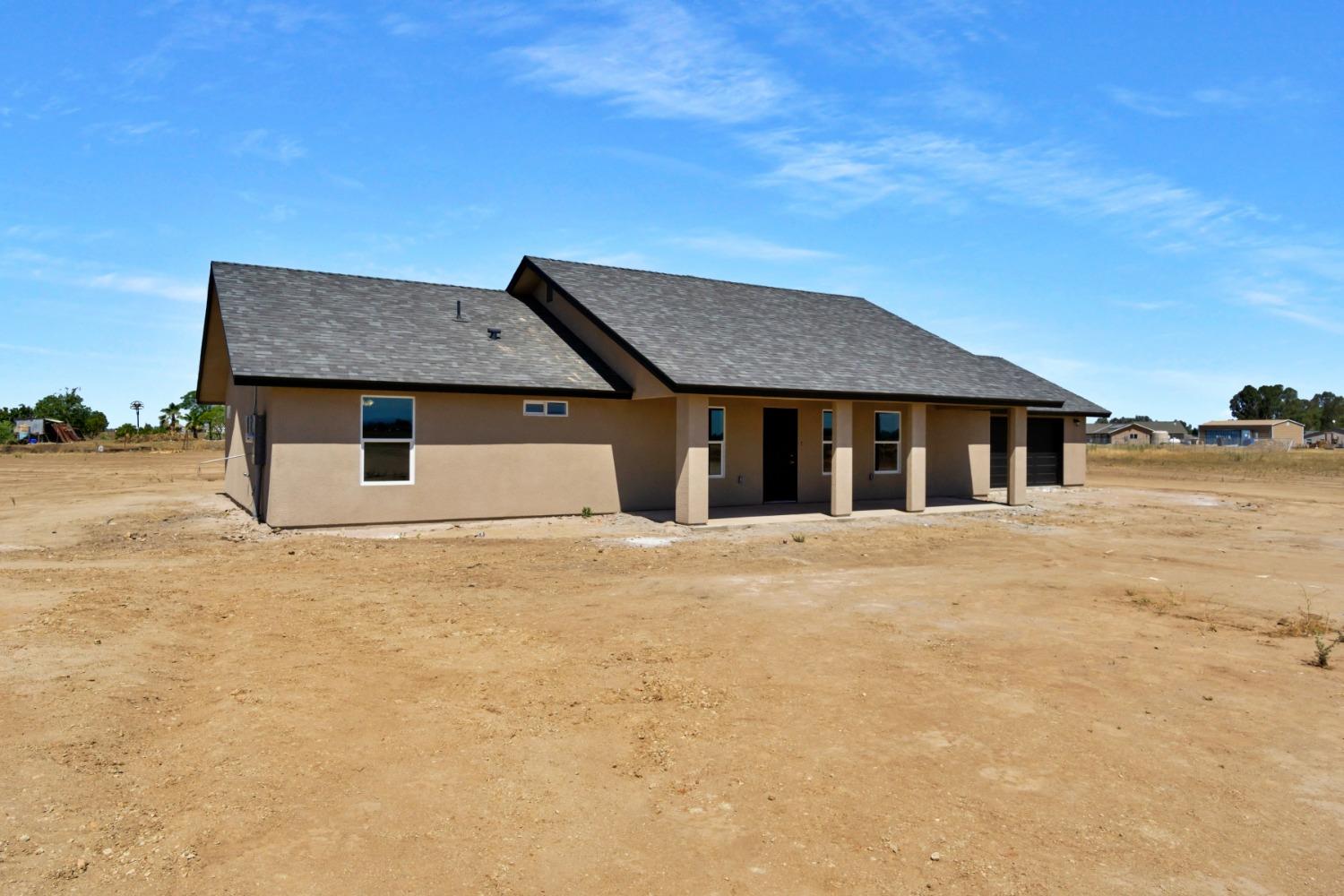 21250 Steward Road Madera, CA 93638 - Photo 5 of 40 a house with yard in front of it