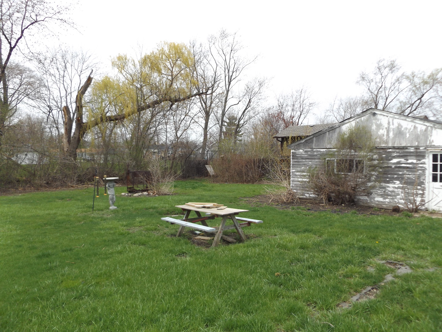 3610 North Old Buffalo Grove Road Arlington Heights, IL 60004 - Photo 3 of 3 a backyard of a house with lots of green space