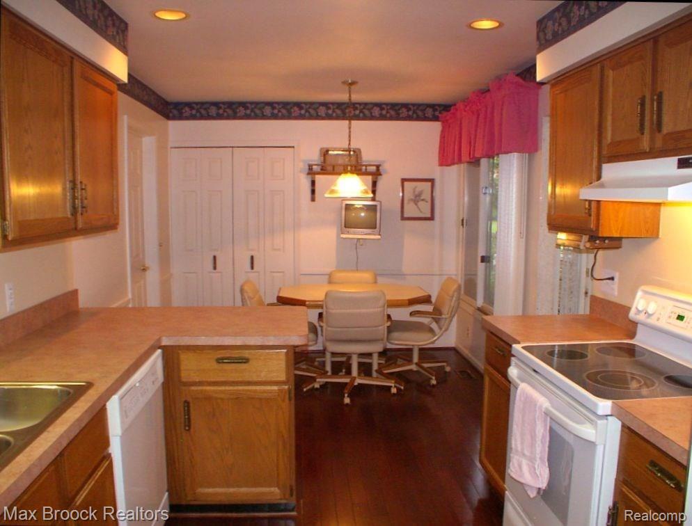 2211 London Bridge Drive, Unit 86 Rochester, MI 48307 - Photo 9 of 26 Full kitchen.jpg