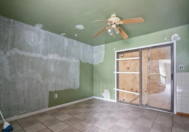 a view of a livingroom with a ceiling fan and window