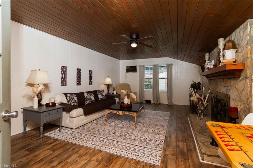 3405 Pine Valley Road High Point, NC 27265 - Photo 14 of 27 Family/Great Room
