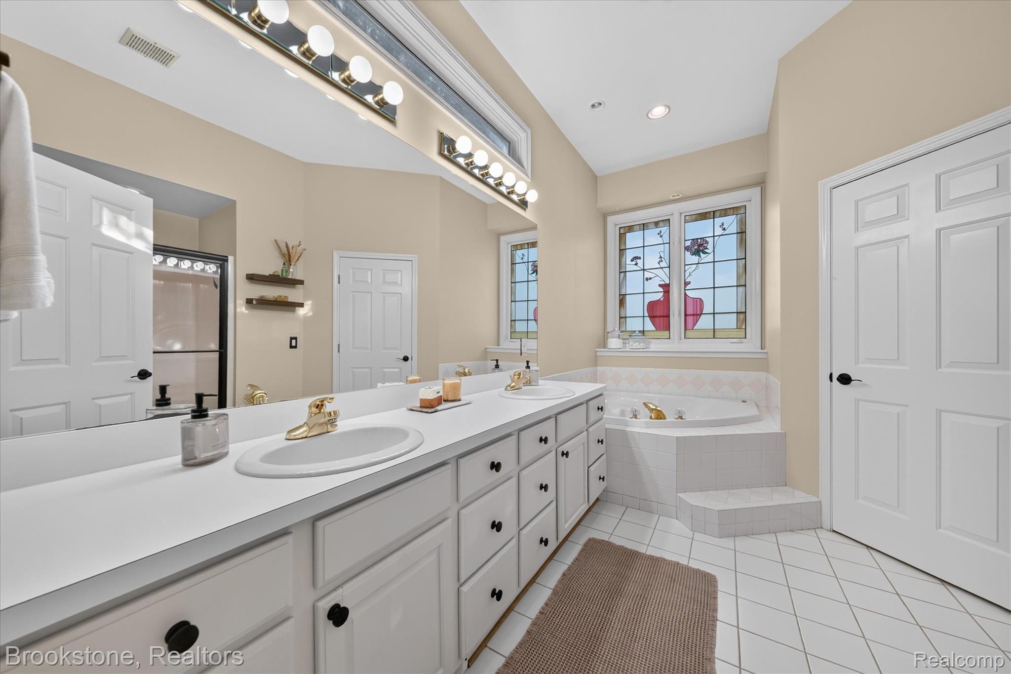 6730 Longhurst Clarkston, MI 48346 - Photo 13 of 30 12 Master Bath.jpg