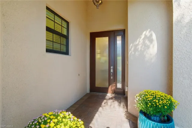a view of entryway with natural light