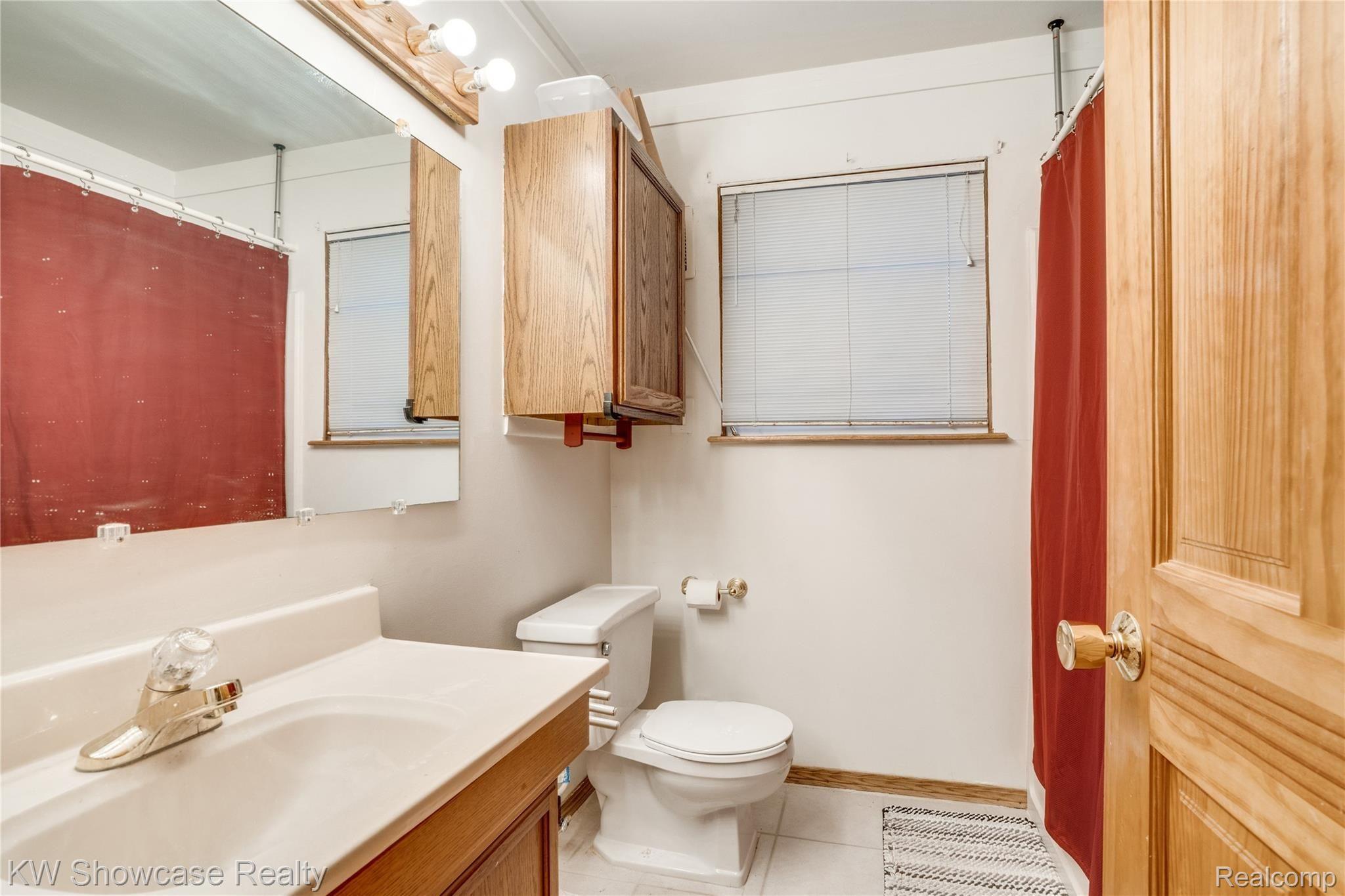 2129 Welch Road Walled Lake, MI 48390 - Photo 17 of 26 The full bathroom.