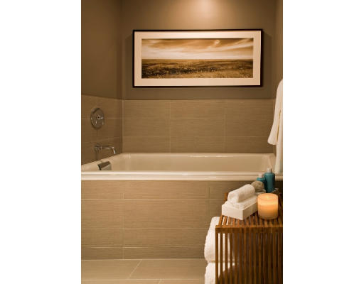 110 Stuart Street, Unit 19F Boston, MA 02116 - Photo 12 of 13 a bathroom with a bathtub