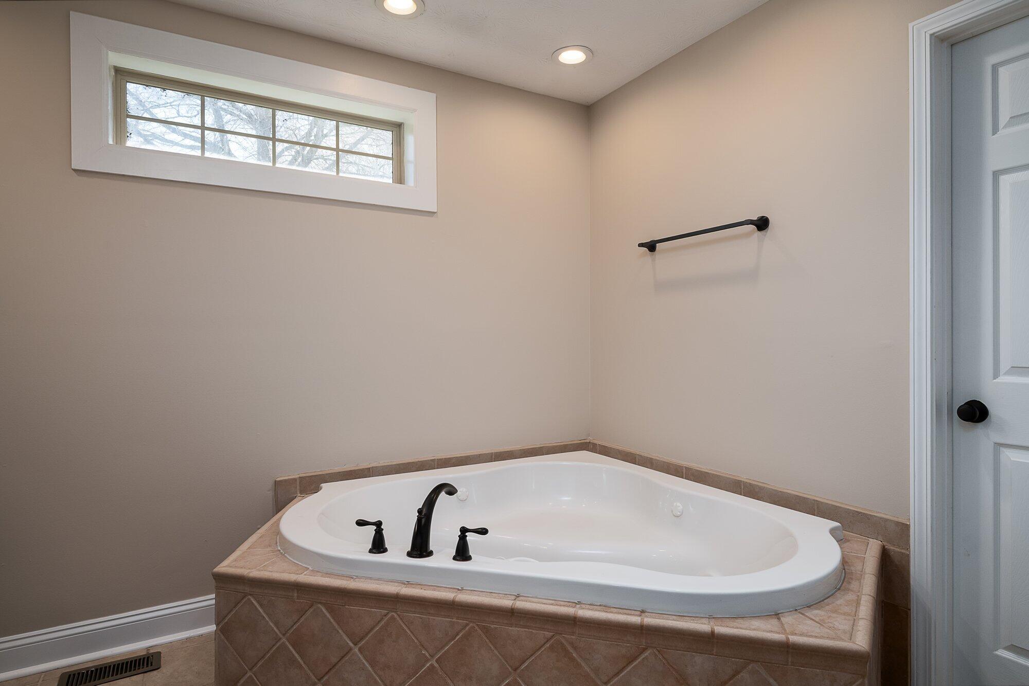 3070 Goshen Road Winchester, KY 40391 - Photo 15 of 38 3070_goshen_rd_3_27_24-019.jpg-SMALL