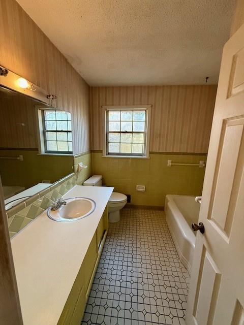 408 Peters Street Calhoun, GA 30701 - Photo 9 of 10 a bathroom with a sink a toilet and tub