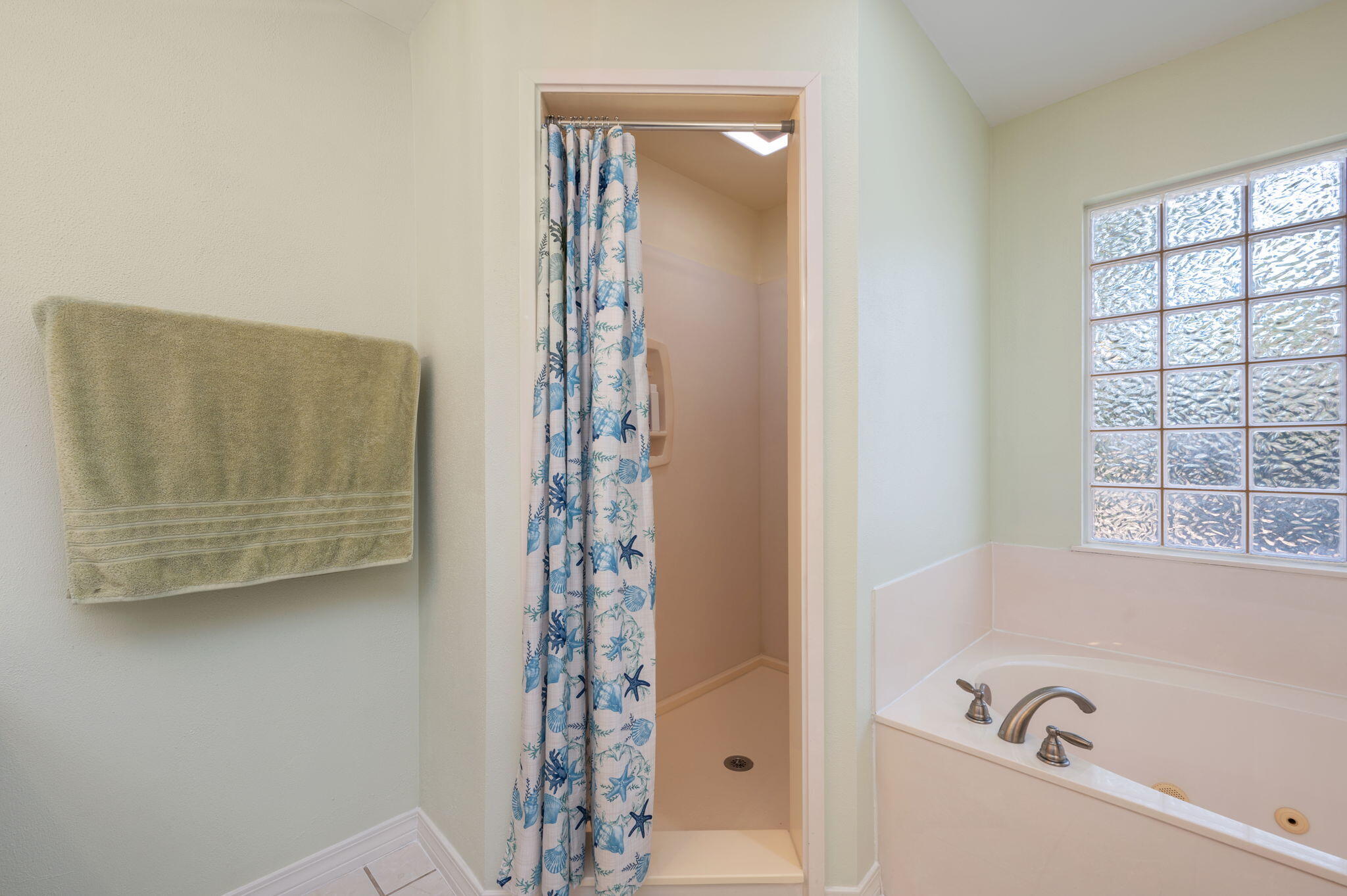 4654 Browning Court Crestview, FL 32539 - Photo 26 of 45 a bathroom with a bathtub and shower