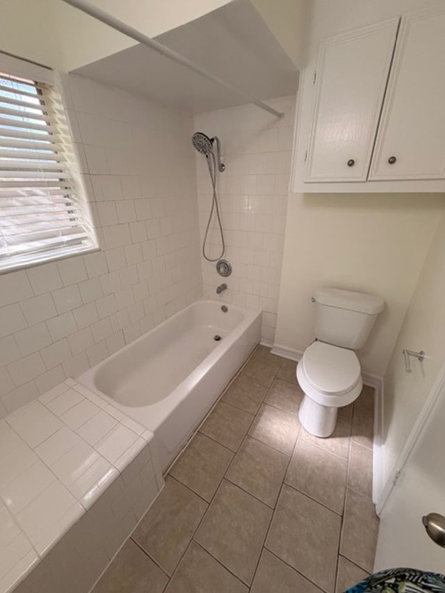 2807 Kenross Street Houston, TX 77043 - Photo 18 of 21 a bathroom with a toilet and a bathtub
