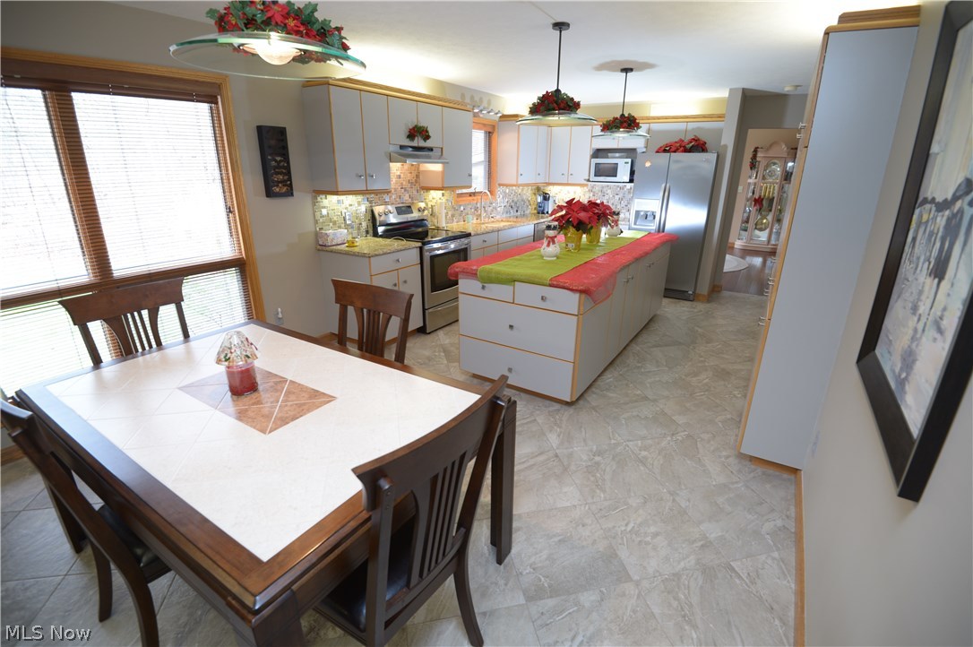 2749 Howland Wilson Road Northeast Warren, OH 44484 - Photo 11 of 25 completely updated, eat-in kitchen with porcelain tile and custom oak trim (throughout house)