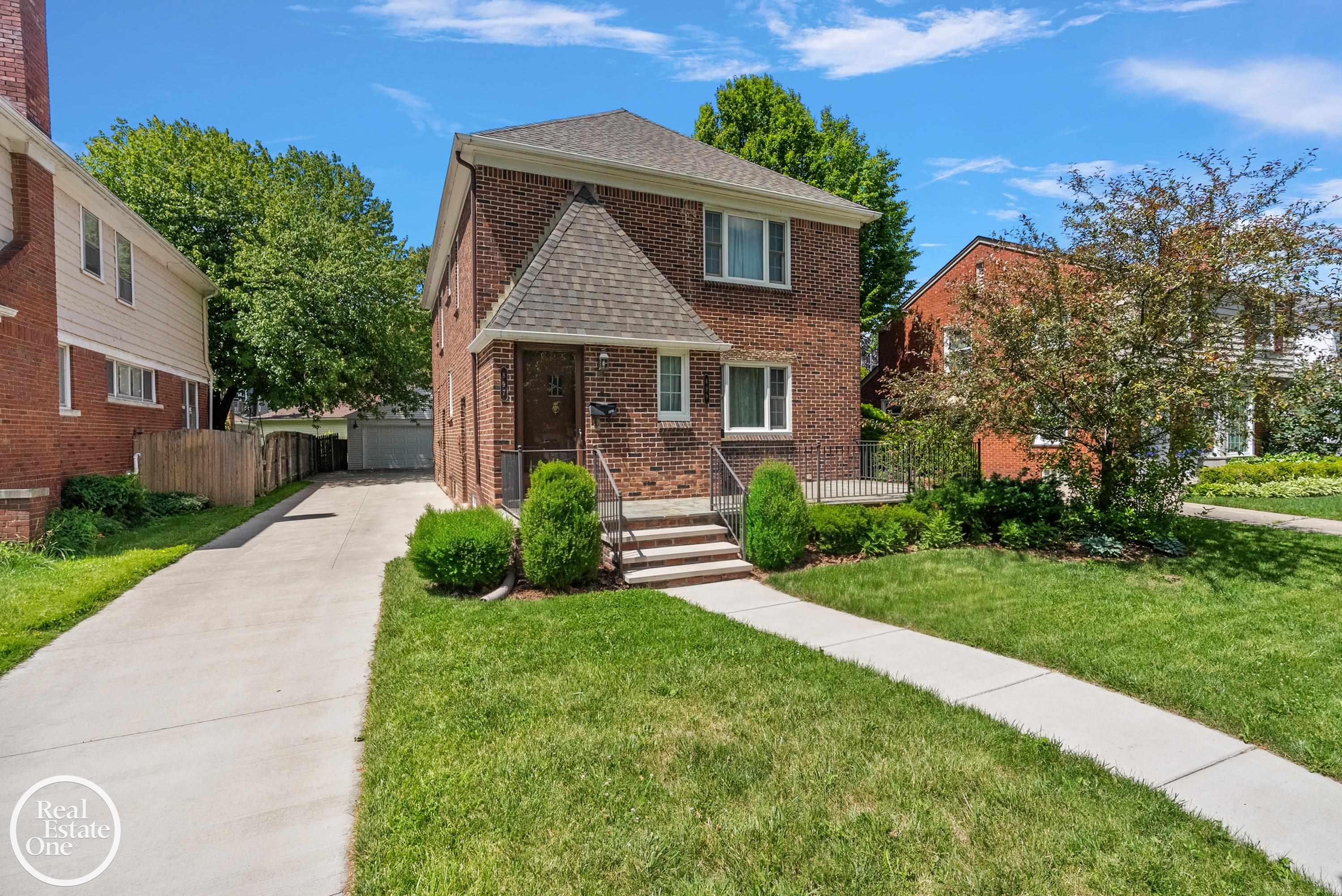 897 Rivard Boulevard Grosse Pointe, MI 48230 - Photo 4 of 42 50212858-858bcd87-c417-48a3-b9a4-7e59495d94e1.JPG