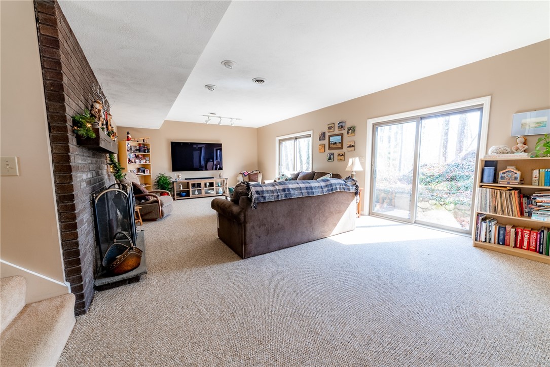 21 Latham Farm Road Smithfield, RI 02917 - Photo 8 of 28 Gallery Image 8