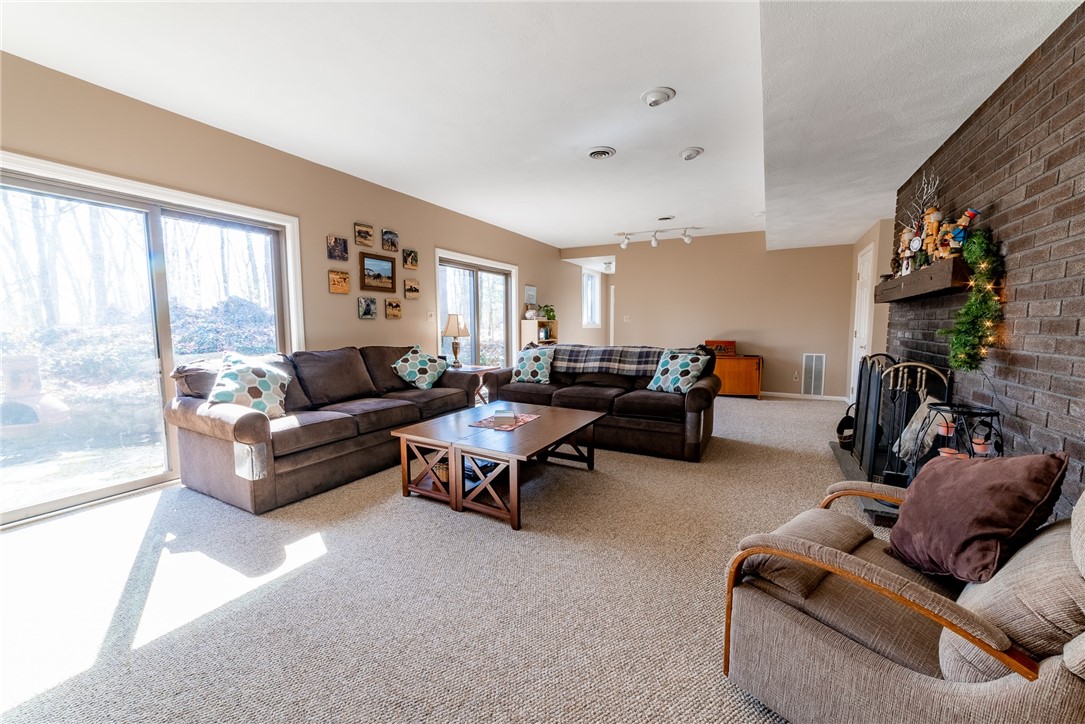 21 Latham Farm Road Smithfield, RI 02917 - Photo 9 of 28 Gallery Image 9