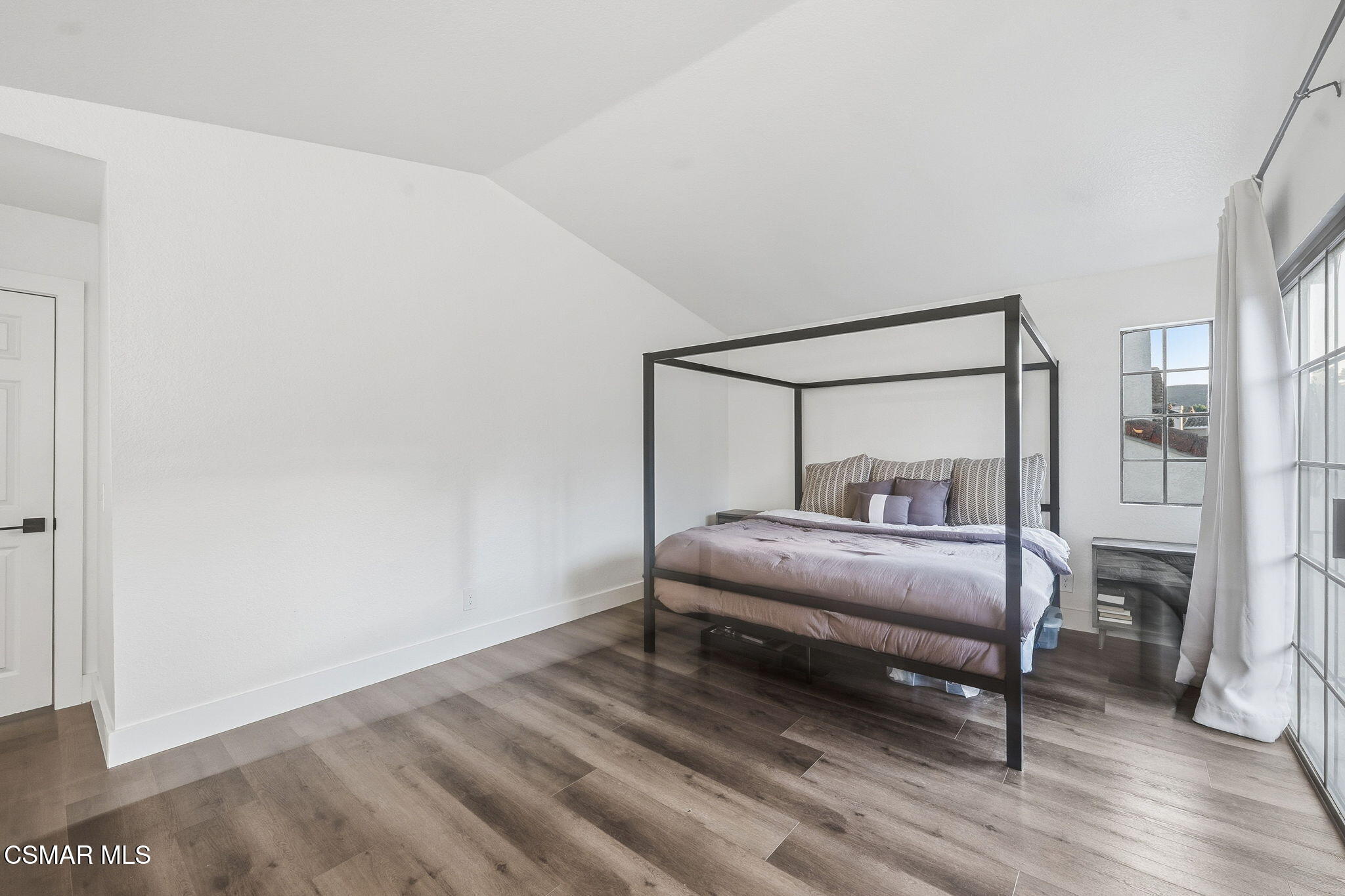 847 Links View Drive Simi Valley, CA 93065 - Photo 24 of 45 a bedroom with a bed and a mirror