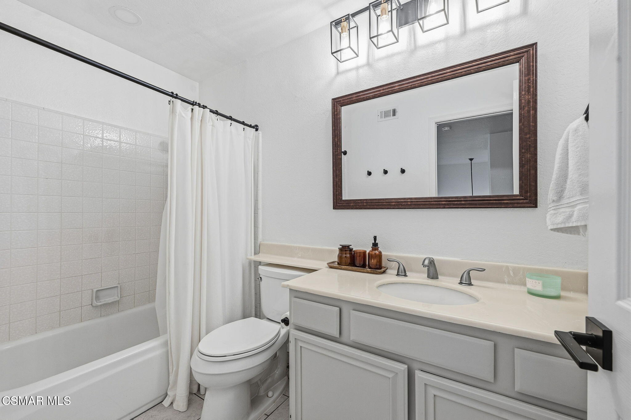 847 Links View Drive Simi Valley, CA 93065 - Photo 31 of 45 a bathroom with a toilet a sink and a bathtub