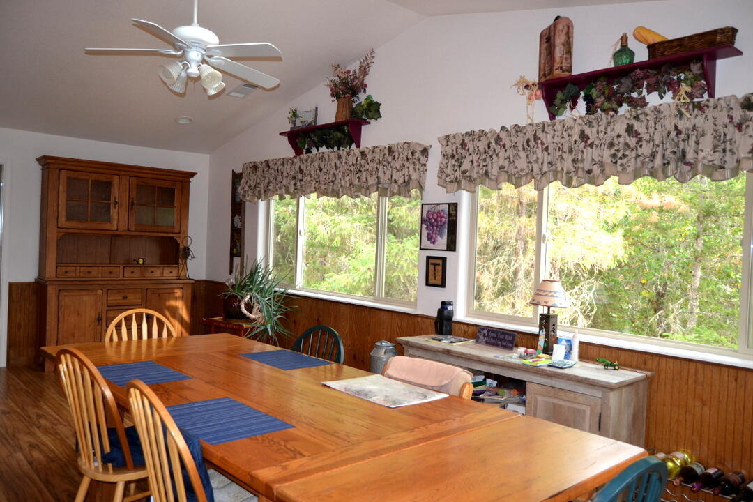 222 Guth Road Grants Pass, OR 97526 - Photo 10 of 48 DSC_3336