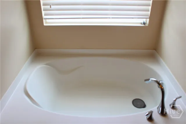 $2,400 | 216 Lake Pointe Drive, Savannah, GA 31407