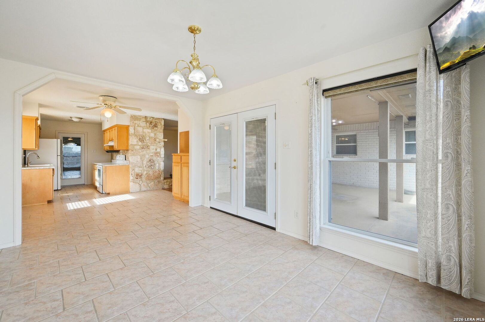 162 Oakside Universal City, TX 78148 - Photo 14 of 31 a view of an empty room with a mirror