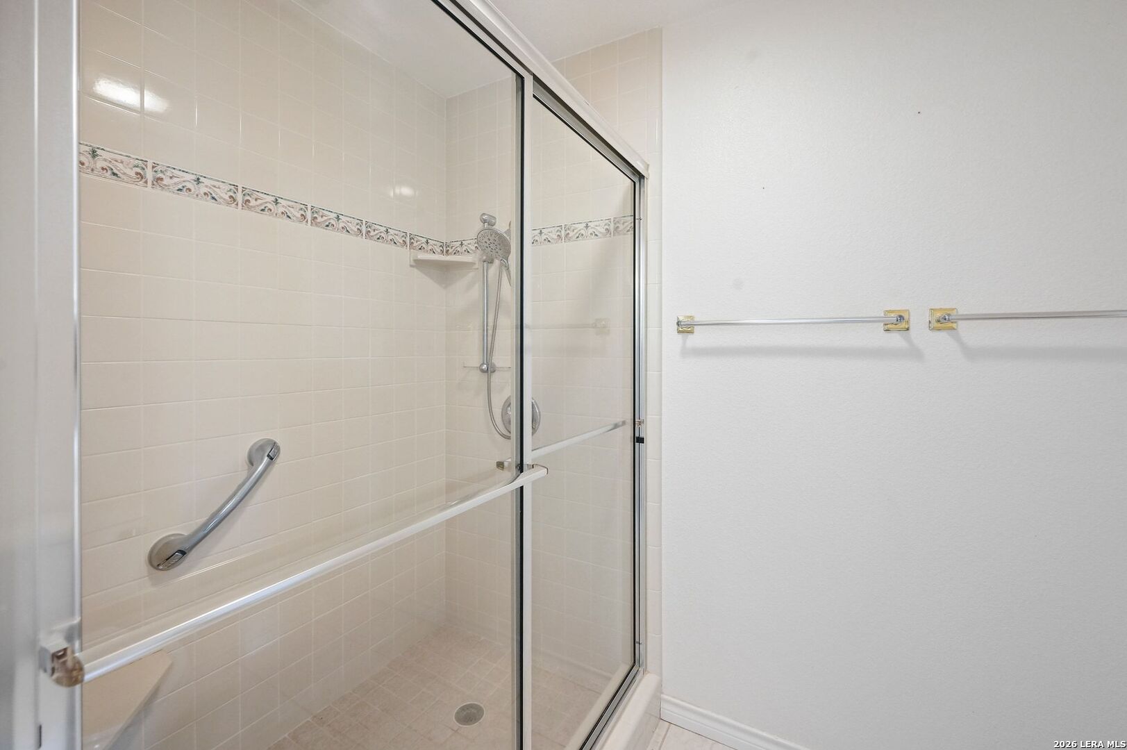 162 Oakside Universal City, TX 78148 - Photo 22 of 31 a bathroom with a shower