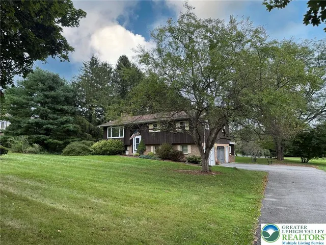 a view of a house with backyard