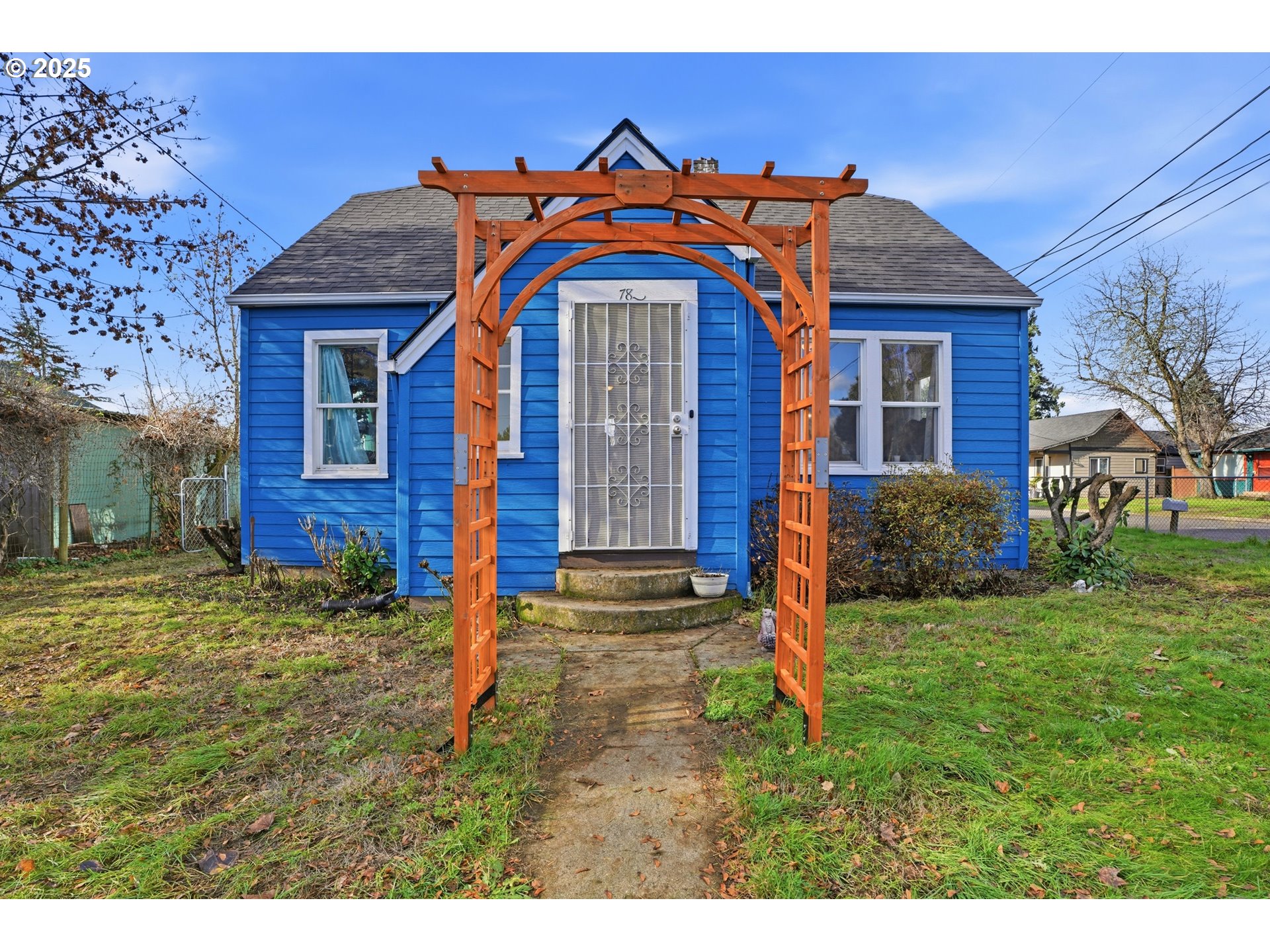 789 Hall Street Woodburn, OR 97071 - Photo 21 of 22 a front view of a house with garden